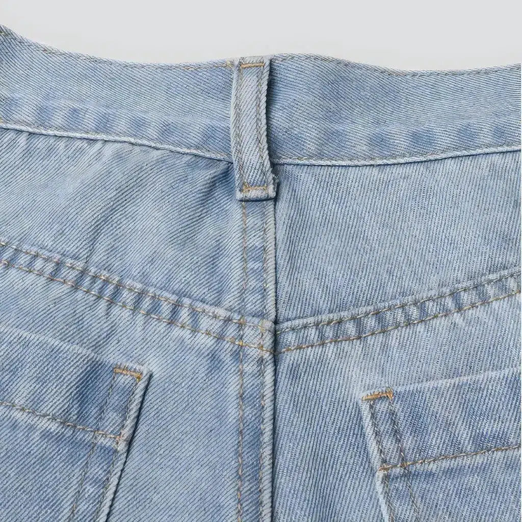 Voluminous multi-cargo jeans
 for ladies
