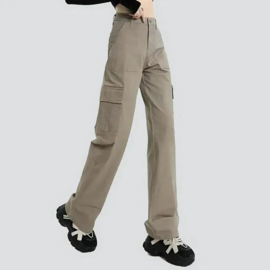 Straight pale-hue jean pants
 for ladies