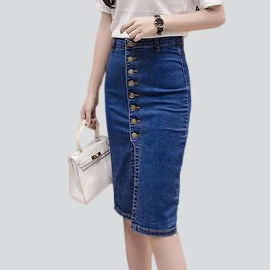 Knee-length buttoned denim skirt