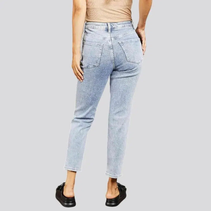 Light-wash casual jeans
 for women