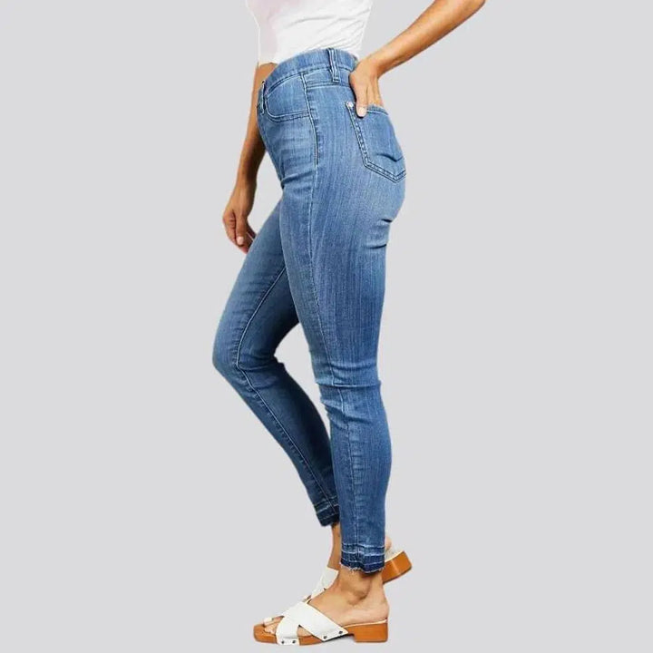Raw-hem high-waist jeans
 for ladies
