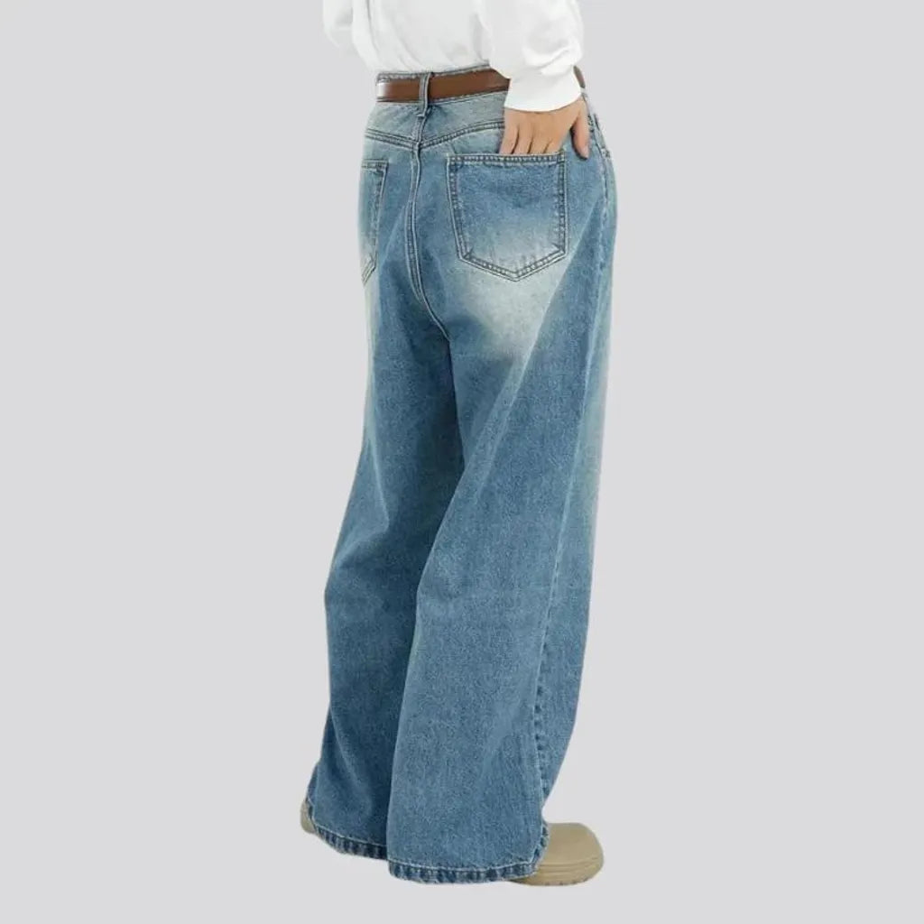 Fashionable baggy-fit 90s men's jeans