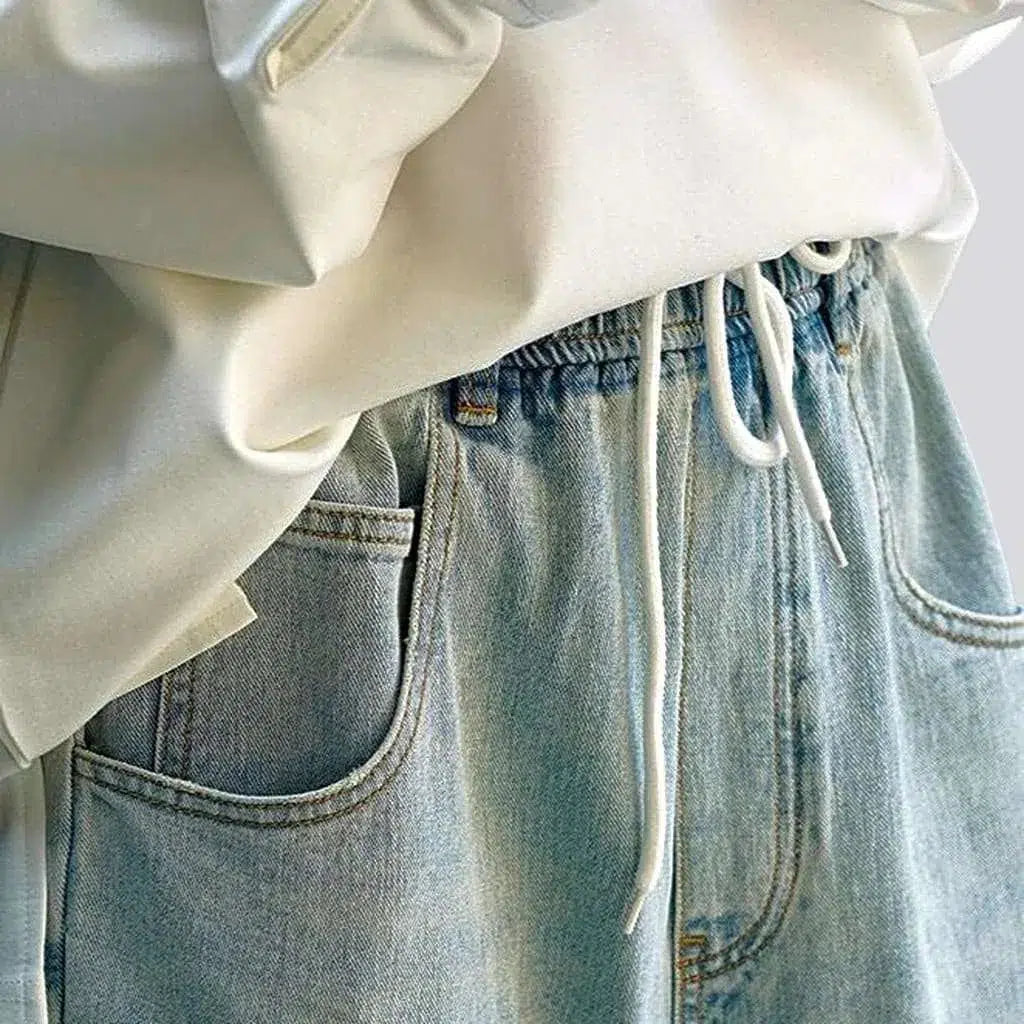 Light wash women's 90s jeans