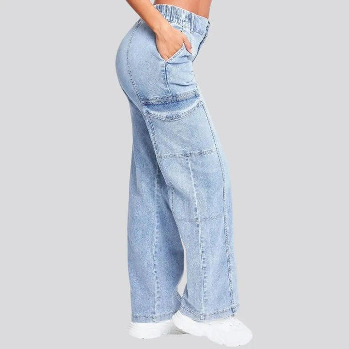 Light-wash mid-waist jeans
 for ladies