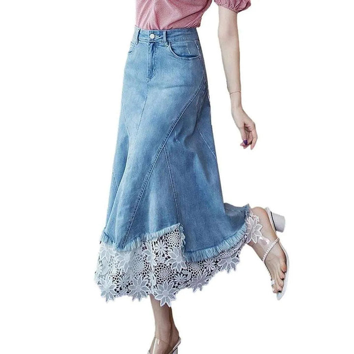 Denim skirt embroidered with lace