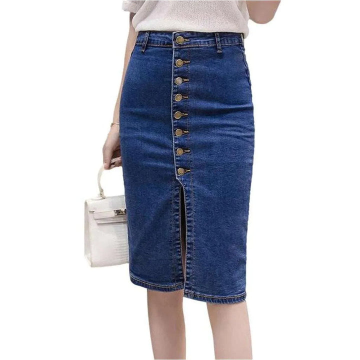 Knee-length buttoned denim skirt