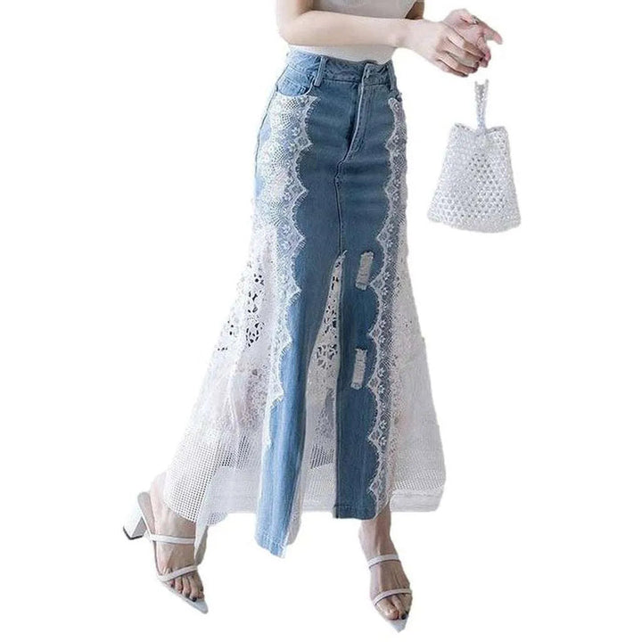 Long skirt decorated with lace