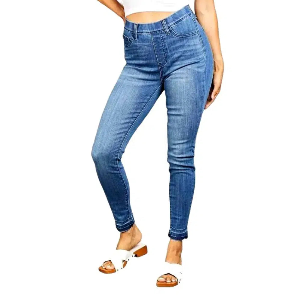 Raw-hem high-waist jeans
 for ladies