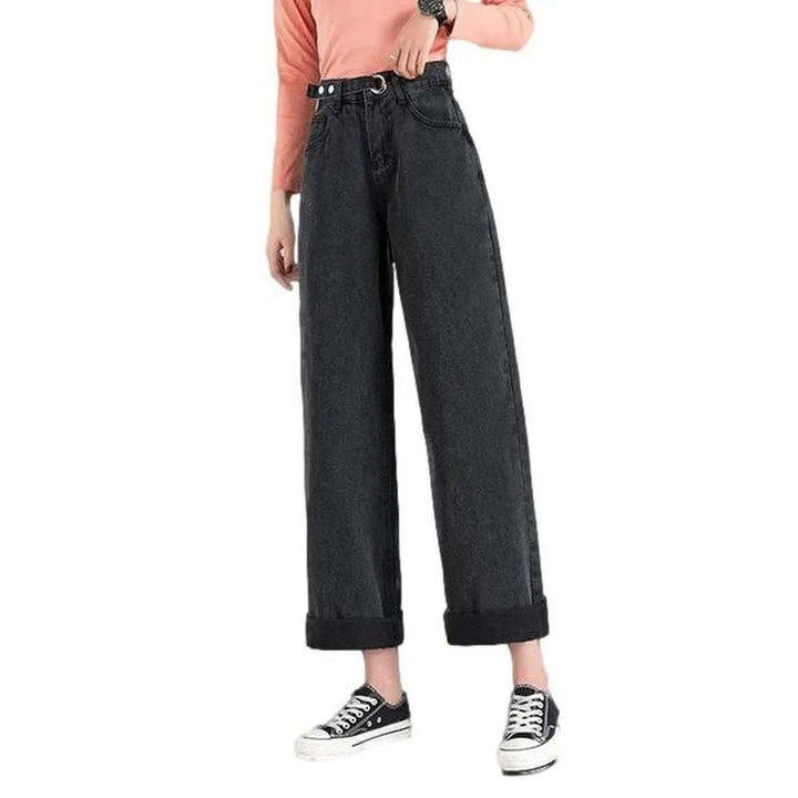 Short women's baggy jeans