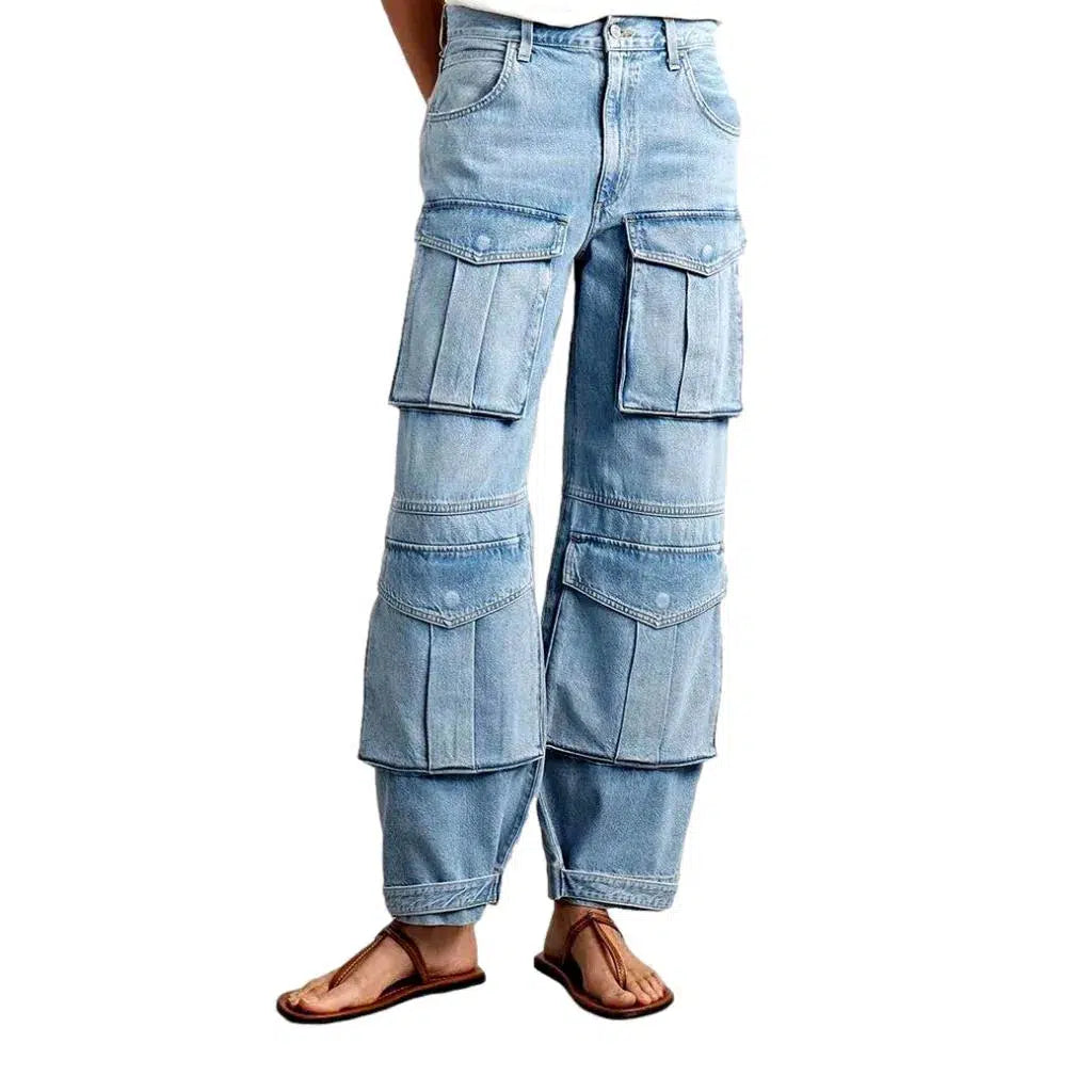 Voluminous multi-cargo jeans
 for ladies